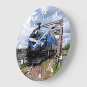 Blauwe dieselmotor locomotief op Bridge Railfan Grote Klok (Hoek)