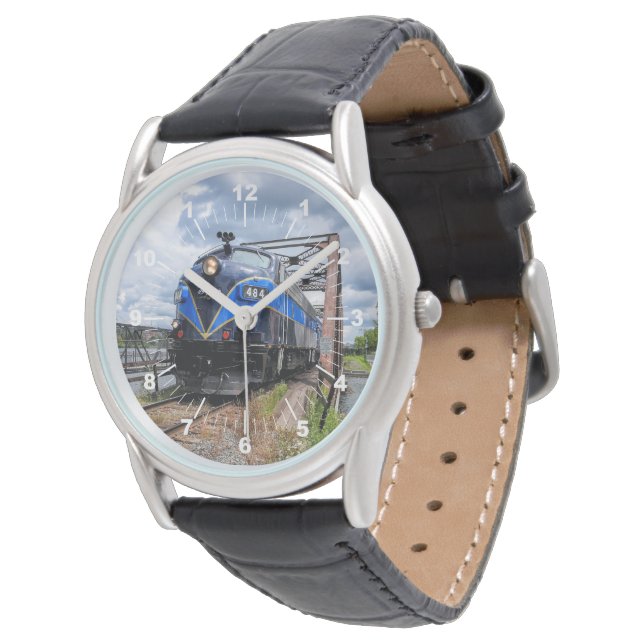 Blauwe dieselmotor locomotief op Bridge Railfan L Horloge (Gekanteld)