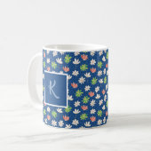 Blauwe Ditsy Bloem Monogram Koffiemok (Voorkant links)