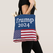 Blauwe Donald Trump 2024 Amerikaanse vlag Tote Bag (Dichtbij)