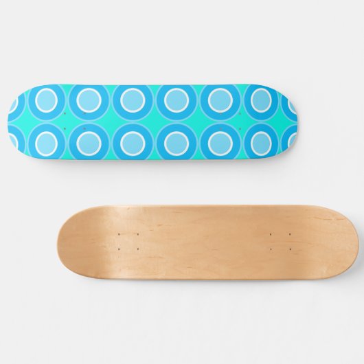 Blauwe donuts met vulling op turquoise persoonlijk skateboard (Horizontaal)