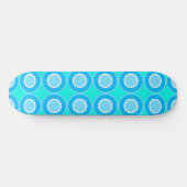 Blauwe donuts met vulling op turquoise persoonlijk skateboard (Horizontaal)