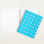 Blauwe donuts met vulling op turquoise planner (Display)