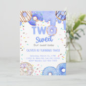 Blauwe donuts twee zoete jongen 2e verjaardag uitn kaart (Staand voorkant)