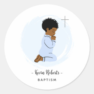 Blauwe Doopsticker van Zwarte Babyjongen die Bidt Ronde Sticker