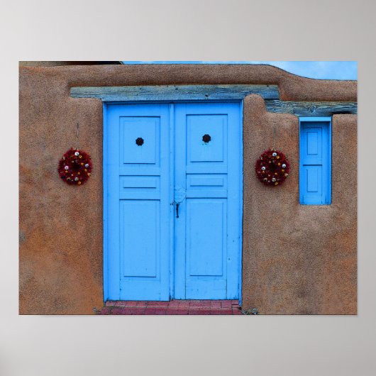 Blauwe Doors en Rista Wreaten op Taos Adobe Poster (Voorkant)