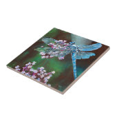 Blauwe dragonfly die op wilde knoflook rust tegeltje (Zijkant)