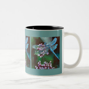 Blauwe dragonfly die op wilde knoflook rust tweekleurige koffiemok