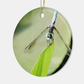 Blauwe Dragonfly op een groen blad Keramisch Ornament (Links)