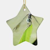 Blauwe Dragonfly op een groen blad Keramisch Ornament (Links)
