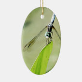 Blauwe Dragonfly op een groen blad Keramisch Ornament (Rechts)