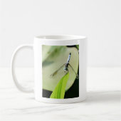 Blauwe Dragonfly op een groen blad Koffiemok (Links)