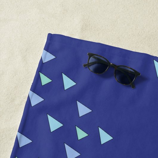 Blauwe driehoek Geometrisch patroon Strandlaken (In situ)