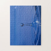 Blauwe druppel water in beweging op een puzzel (Verticaal)