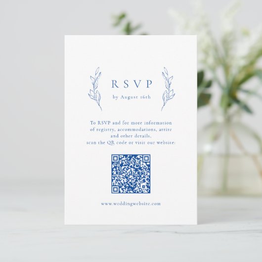 Blauwe eenvoudige elegantie botanische QR code bru RSVP Kaartje (Staand voorkant)