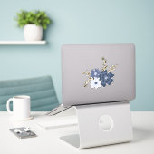 Blauwe eenvoudige wijnbloemen botanisch sticker (Laptop op bureau)