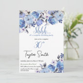 Blauwe elegante Bloemen Verrassing Party Uitnodige Kaart (Staand voorkant)