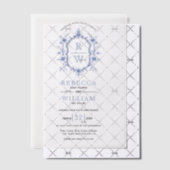 Blauwe elegante  bloemenkam monogram bruiloft vellum uitnodigingen (Offset (Uitnodiging))