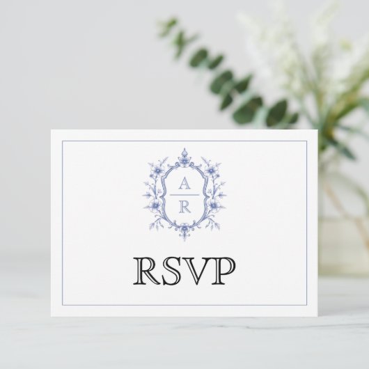 Blauwe elegante bloemenkam monogram QR code bruilo RSVP Kaartje (Staand voorkant)