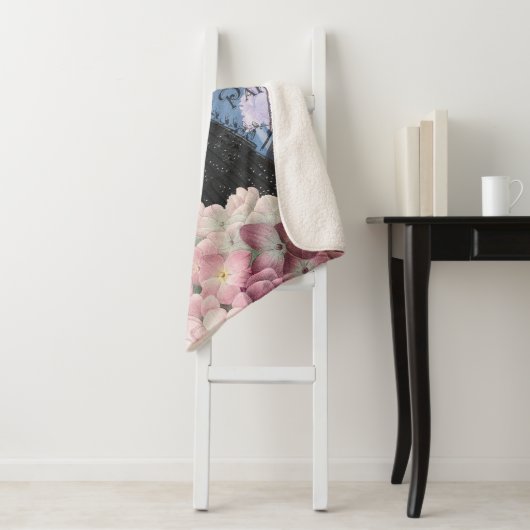 Blauwe Elegante Vrouw Bloemrijke Fantasie Jurk Sherpa Deken (In situ)