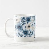 Blauwe en beige bloemen koffiemok (Links)