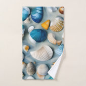 Blauwe en beige zeeschelpen op blauw zand bad handdoek (Handdoek)