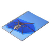 Blauwe en bruine paraplu's in de ochtend notitieboek (Linkerzijde)