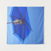 Blauwe en bruine paraplu's in de ochtend wandkleed (Voorkant (horizontaal))