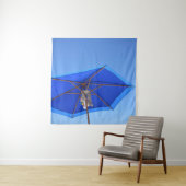 Blauwe en bruine paraplu's in de ochtend wandkleed (In situ)