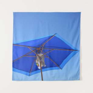 Blauwe en bruine paraplu's in de ochtend wandkleed