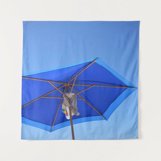 Blauwe en bruine paraplu's in de ochtend wandkleed (Voorkant)