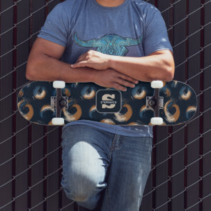 Blauwe en bruine wervelcirkel op donkere achtergro persoonlijk skateboard