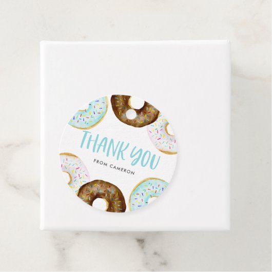 Blauwe en chocolade donuts verjaardagsfeestje beda bedankjes labels (In situ)