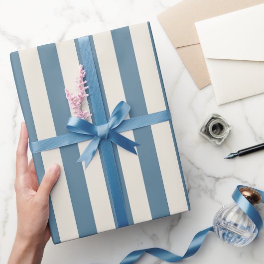 Blauwe en Crème Verticale Strepen Cadeaupapier (Geschenken)
