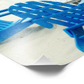 Blauwe en gele Adirondack Chairs op de strand Foto Afdruk (Hoek)