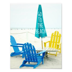 Blauwe en gele Adirondack Chairs op de strand Foto Afdruk