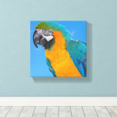 Blauwe en gele ara canvas print (Insitu (Houten vloer))