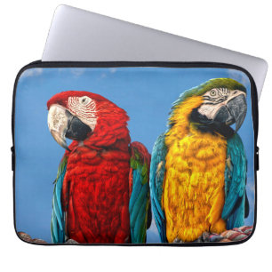 Blauwe en gele ara en een Scarlet ara Laptop Sleeve