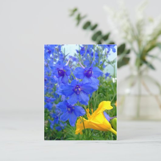 Blauwe en gele bloemen briefkaart (Staand voorkant)