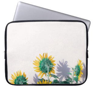 Blauwe en gele bloemen op witte wand laptop sleeve