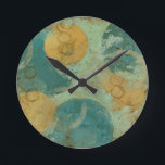 Blauwe en gele cirkels ronde klok<br><div class="desc">Blauwe en gele cirkels bevolken dit geweldige werk van Megan Meagher. Een zeer belangrijke kalkgroen dient als achtergrond voor de kleurrijke cirkels. Haal vandaag nog een kopie van deze geweldige afdruk!</div>