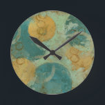 Blauwe en gele cirkels ronde klok<br><div class="desc">Blauwe en gele cirkels bevolken dit geweldige werk van Megan Meagher. Een zeer belangrijke kalkgroen dient als achtergrond voor de kleurrijke cirkels. Haal vandaag nog een kopie van deze geweldige afdruk!</div>