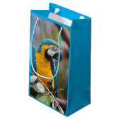 Blauwe en gele Macaw Gift Bag Klein Cadeauzakje (Achterkant Gekanteld)