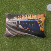 Blauwe en gele trein buitenkussen (Gras)