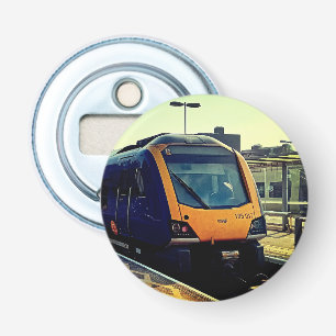Blauwe en gele trein button flesopener