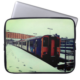Blauwe en gele trein, in de sneeuw laptop sleeve