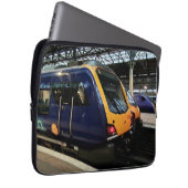 Blauwe en gele trein laptop sleeve (Voorkant Rechts)