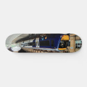 Blauwe en gele trein persoonlijk skateboard (Horizontaal)