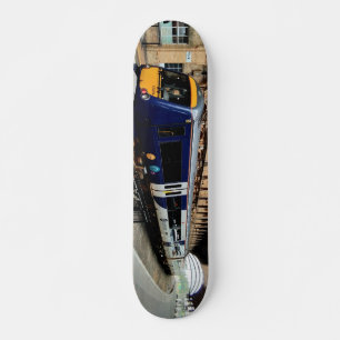 Blauwe en gele trein persoonlijk skateboard