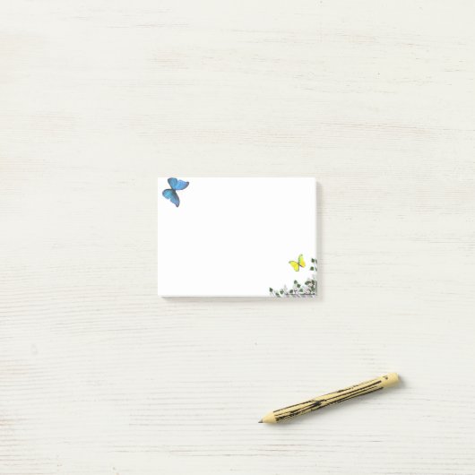 Blauwe en gele vlinders en kleine bloemen post-it® notes (Op bureau)